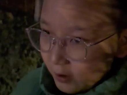 亲妈后爸陪着孩子给亲爸烧寒衣,孩子的碎碎念 听着听着红了眼眶...#感恩一切遇见(来源:田晓影)