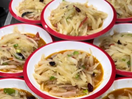 白萝卜炒粉条。家常菜可口 这种做法最简单