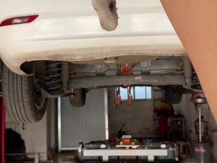 长安逸动EV200偶发性掉高压,电池包报绝缘故障,和高压环路互锁,在这里提醒广大新能源车主一下,拖地以后一定要到修理厂举升车辆进行检查,以免造成不必要的损失。