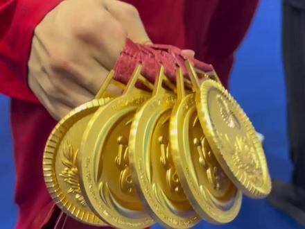 “五金王”张展硕给教练戴金牌#湾区争雄