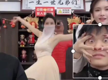 小杨哥连麦女主播芷若当场要求看黑丝跳舞,没想到连到小杨嫂闺蜜更没想到小杨嫂居然就在旁边#疯狂小杨哥 #小杨嫂 @芷若🌙 #惊不惊喜意不意外 #看一遍笑一遍 #这操作都看傻了