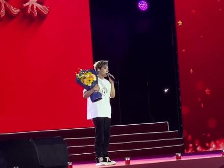 学生们超级疯狂!太帅啦!#音乐现场 #演出现场视频 #海桂学校 #郑润泽 #好声音