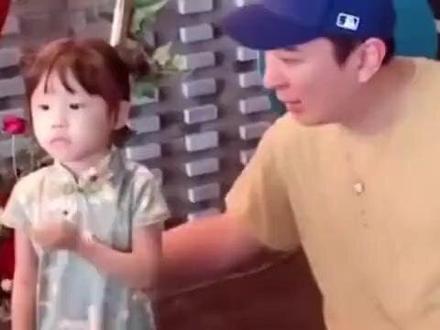 王思聪现身日本童装店买了很多女童衣服网友给私生女买的