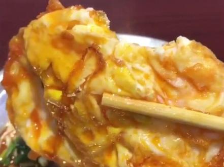 是一碗牛肉面,也是奔忙生活里的精神寄托。#黄梅牛肉面#小县城有小县城的安逸 #生活的烟火气息 #老家的味道