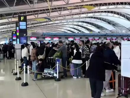 《十万中国人连夜撤离日本机场,究竟发生了什么让他们如此迫切?》