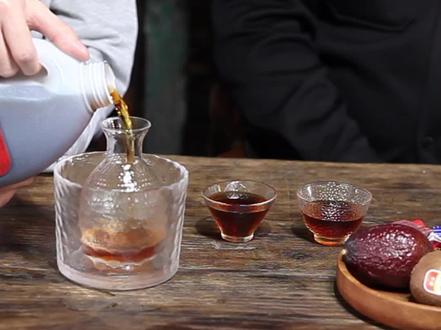 香雪酒,是甜型黄酒的典型,其酒精度数达20度。酒液呈淡黄色,清澈透亮,芳香幽雅,味醇浓甜。既具白酒浓香,又有黄酒醇厚甘甜之特色。这便是香雪酒独特的做法。香雪酒可温热后饮用,使之烈性减少,口味儿更加甘香,可增加人的胃口、暖和身子,具有御寒的作用。#养生 #滋补养生 #纯天然无添加 #纯粮酿造 @抖音小助手 @抖音创作者中心