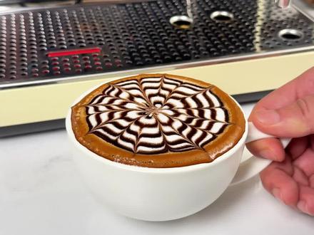新年雕花|摩卡咖啡 新年将至,谁不想给串门的亲朋好友露一手呢,今天我们就用艺趣缪斯EE-5C来给大家做个简单好看又好喝的摩卡咖啡雕花。只需要短暂的练习就可以做的非常漂亮!#咖啡制作 #咖啡爱好者 #咖啡品鉴 #创意饮品 #咖啡文化