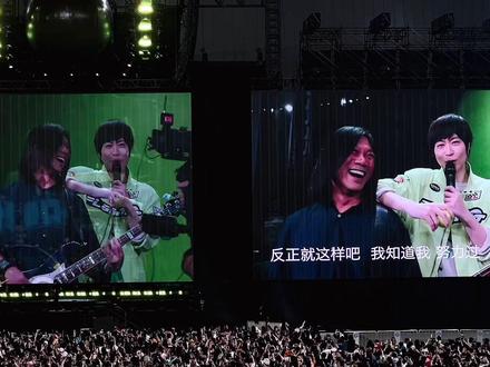 MDDWQ回忆第一弹——12月6号场
阿信生日限定版的一颗青苹果,大家很默契的接入玛莎bass版的生日快乐,最后阿信领唱happy birthday,全场飘起甜甜的青苹果香气!
#大湾区文化体育 #五月天大湾区 #5525五月天回到那一天巡回演唱会 #5525五月天回到那一天巡回演唱会 #5525广州