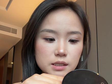 一抹去油压油不压光!!RC这块粉饼真的绝绝子!干皮都不卡粉! 一键压掉满脸油光,还保留自然光泽~贴合原生肤色,黄皮上脸自然提亮,完全不假白、不假面!控油锁色超给力,一整天不斑驳、不暗沉、不卡粉、不厚重!干皮油皮全都能用,持妆一整天都不脱妆,化妆+补妆一块搞定!妥妥的原生好皮神器!#粉饼 #定妆粉饼 #粉饼推荐 #RC粉饼 #跟着胡楚靓学化妆