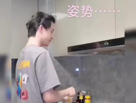 做饭的敖盆#敖瑞鹏
生日快乐🎂