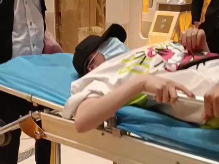 聂小妹洗澡时跳舞摔倒马桶上,腰椎骨折,肋骨骨折,医生说即使恢复健康腰部也不能做大幅度动作,可能舞蹈生涯就此结束,目前正在选择最佳治疗方案。