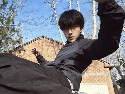 踢腿拍照AI指令 踢腿拍照AI指令 踢腿拍照 踢腿拍照姿势 踢腿拍照ai怎么生成视频 踢腿拍照ai #自由感拍照 #豆包ai #豆包出大片有两把刷子 踢腿拍照教程 ai楼梯间的危险邂逅指令 踢腿拍照ai教程 豆包ai修图口令男生 踢墙拍照ai指令