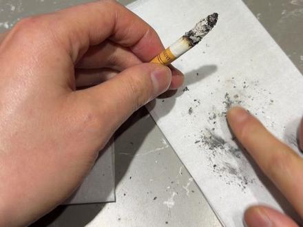 通过实验证明原来不是你的烟瘾大了,而是烟草烧的太快了。#一般人不告诉他 #助燃剂 #烟草 #科技与狠活