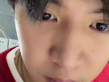 把这段专门发出来是怕以后yxh会恶意截视频发黑稿 声明一下哲远一开始并不是怪罪粉丝的意思 其实表现得感觉更加是对自己的一种自嘲而已 后面解释也是怕大家会误会他说的那个意思#陈哲远 #新年 @DOU+上热门