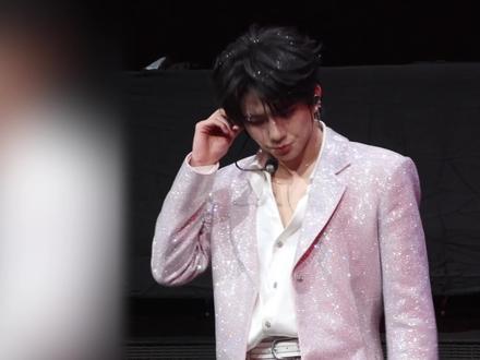 主持人:选这首歌有什么特殊意义
哨声响起 橹穆99
穆祉丞:我觉得因为我们从小长大嘛
(呃不对,wlj要吃醋了,小屁孩
穆祉丞就这样笑着说:等一下缓一下
(不能说这个,换一个
主持人:“这个舞台对你们有什么意义呢”
穆祉丞:“也是阴差阳错吧”
主持人:“because of you里的you是谁呀”
穆祉丞:“粉丝朋友们”
#橹穆#杰丞