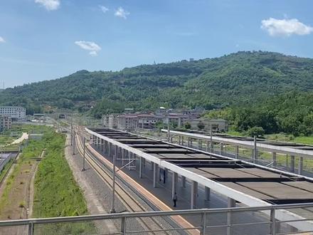 #高速铁路网 全国首座垂直交叉零换乘车站 一个车站两个县命名