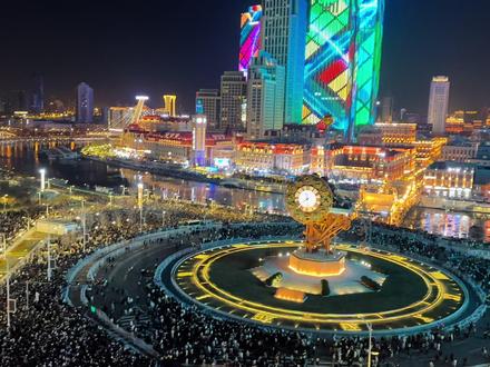 这是我冻了六个小时拍到的天津世纪钟跨年夜 没来多少人 就亿点点而已 广场都没站满 #跨年夜是一场巨大的戒断 #天津跨年 #再见2025你好2026 #世纪钟 #我的心动跨年地图