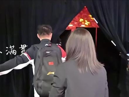 孙颖莎受伤退赛后场全过程,莎莎:我是自愿的 视频有点长,这是孙颖莎受伤退赛后,算后场的经过吧,
下场后,队医,肖指导,567他们一起去了休息室,商量决定要不要上混双。
然后就有了莎莎出来接受采访的这段视频。
莎莎说"是自愿的"
采访结束后的表情,很难不让人揪心,再苦再累再疼也不能说,收拾收拾又去打混双了。
孙女士要心疼了💔
还是那句,珍惜现役,等她退役了,我想,乒乓球的一个时代也结束了!
#孙颖莎#孙颖莎受伤退赛 #孙颖莎受伤采访