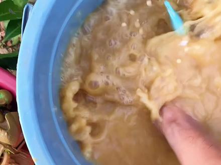 玩具恐龙鲨鱼大巴车消防车钢铁侠,粘满黄泥巴,清洗后样子喜欢吗 #工程玩具车 #鲨鱼 #恐龙玩具 #鲨鱼玩具