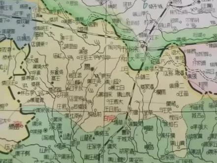萧县面积最大的时候是2834平方公里,在徐州的时候划给铜山县862.5平方公里,划到安徽以后,又被淮北划走将近100平方公里,减少面积具体为:948.7平方千米。
1950年1月,政务院批准,将萧县东部的褚兰、棠张、桃山3个区全部和北望、郝寨2个区部分计61个乡,429个行政村,524个自然村,面积862.5平方公里划入山东省徐州市铜山县。铜山区现面积1911平方公里,将近一半都是从萧县划走的。
1955年1月,将萧县朔里区蒋台乡的王场、张院、后土型3个自然村划归濉溪县。
1960年4月,将萧县南部杜集、高岳2个公社划归濉溪市(现淮北市)。
1961年2月,将萧县杜集公社10个大队62个生产队划入濉溪市;并将萧县南部杜集、朔里公社(包括石台)全部及永堌公社闸河以西4个大队划归濉溪市管辖。
1984年4月,萧县毛庄、牛眠两个公社划归杜集区管辖,毛庄公社废社改为毛庄乡,牛眠公社改为牛眠乡。同年12月,毛庄乡改为段园镇。
1992年3月,牛眠乡并入段园镇。
至此,短短几十年间,萧县减少面积达1000平方公里,近3分之一的土地被划走,现在还只剩下总面积约1885平方公里。