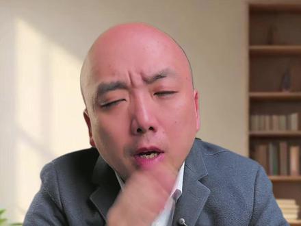 律师解读江西一家三口被撞身亡能否判死刑 #以危险方法危害公共安全 #江西一家三口车祸 #dou来普法2025 最后一定是死刑,这不是情绪化,我跟你理性的分析,首先案件一开始是以交通肇事罪立案,属于过失犯罪,最高刑期7年。但检方现在是以以危险方法危害公共安全罪起诉,属于追求或放任犯罪结果的发生,理论上只要造成一人死亡的就可判死刑,更何况本案还是一家三命,包括一个不满周岁的孩子。
第二涉及机动车造成人死亡的案件中,受害人家属谅解非常重要,我们来听一下廖某某父亲在说什么, 这能获得家属谅解?加上之前廖某某的80万赔偿以及给受害者父母养老的表演型言论更加刺激了家属,不可能谅解。
为什么构成故意犯罪三个细节:
一、限速40,超速三倍达到129,这是市区,会造成什么结果用屁股也能想到,属于明知故犯。
二、事故发生后,不拨打120,反而抽烟玩手机,对三条性命的漠视令人发指,这至少是放任三条性命走向死亡了,毫无悔意,泯灭人性。
三、和女友吵架后疯狂加速,这属于典型的发泄私愤,电门两次踩到了100%,这不是故意是什么?
事后男方父母重度抑郁,女方的爷爷含恨离世,所以死刑不冤。
不知道各位还记得2023年广州宝马撞人案吗?凶手温庆运为也是发泄个人情绪,开车横冲直撞导致5人死亡,也是以危险方法危害公共安全罪起诉,已经被执行死刑。
本案的结果一定是死刑,但基于具体案情的考量不会立即执行。但如果本案认定为故意犯罪,那么有些保险公司可能依据免责条款拒赔,唉,希望保险公司主动赔付家属,然后自己再去向肇事者追偿吧。