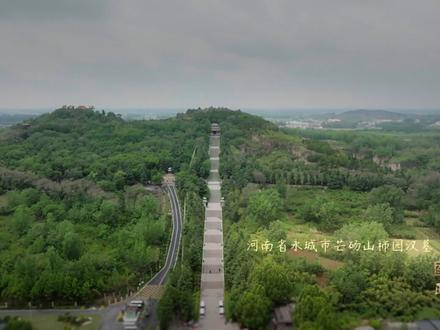 #被天花板级别的西汉天花板震撼到 穹顶之上,7.5米青龙蜿蜒,龙舌卷怪兽,白虎攀仙山,朱雀啄龙角,四神铺展壮阔升天图景。丹青绘就的云气间,古人如何将永生渴望化作“灵魂天梯”?这幅西汉壁画,又凝结着怎样的生死辩证与宇宙宣言?《国宝时刻》为您揭秘!