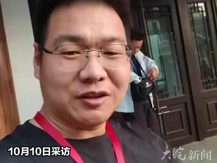 #七星山荒野求生挑战赛,安徽选手靠“续命三件套”火出圈 ,妻子:原以为10天就要“跑路”,瘦了三四十斤,期待平安健康归来 #七星山荒野求生挑战赛 #安徽dou知道 #亳州本地 #孙高
近日,湖南张家界七星山的荒野求生挑战赛引发关注。赛程至第33天,场上仅剩15人,来自安徽的孙高凭借其自创的“无敌续命三件套——梨子猕猴桃配山药”,在无火条件下顽强坚持,成为赛事亮点。
“我以为他最多10天就得回来!”孙高的妻子李女士接受采访时直言“没想到”。她表示,夫妻二人在亳州经营快餐生意,丈夫此前并无任何荒野经验,“他当初说想参赛,我还以为是开玩笑。”
直到九月底,李女士在家中发现丈夫的体检报告,才意识到他是“动真格”的,连车票都已买好。自此,她每天准时观看赛事直播,丈夫的表现彻底颠覆了她的认知:“他在我心里的形象都高大了。”
然而,直播中丈夫的艰辛生存状态也让她心疼不已。李女士哽咽道,孙高至今已瘦了三四十斤。对她而言,比赛奖金并非最重要,丈夫能平安健康归来才是她最大的期盼。
大皖新闻记者 孙召军