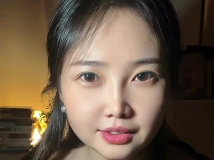 ✨回首历史,遥想公瑾当年,小乔初嫁了。雄姿英发羽扇纶巾, 谈笑间樯橹灰飞烟灭。可一代儒将即便面对赤壁鏖战再怎么举重若轻,也逃脱不了如流星般陨落的宿命,成为英雄们壮志未酬的永恒遗憾。
🌊历史的长河浩浩荡荡,奔流不息,没有任何人可以独善其身,时代的洪流裹挟着每一个人的命运,渺小如沧海一粟,短暂如蜉蝣一生。
✨诸葛孔明感叹周公瑾风雅超群,生命短暂,怎不令天下英雄同悲。可他自己纵有经天纬地之才,也难逃命运翻云覆雨之手,在乱世中燃尽心血。那些未竟的抱负,最终都化作长江滚滚东去的浪花,留下几笔浓墨重彩而已。
🌊或许真正的永恒,不在于功业成败,而在于他们照亮过的那片星空。当我们在仰望时,眼中仍会映出千年不灭的光。