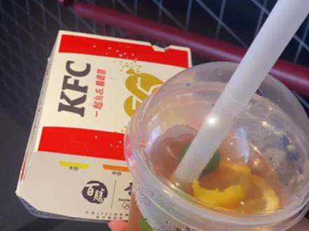 #跟着抖音来探店 #抖音美食推荐官 #薅羊毛的快乐 #吃喝玩乐dou起来 #优惠活动火爆进行中
肯德基的优惠活动来啦~