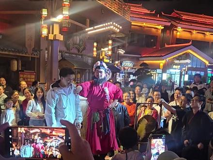 走NPC的路,让NPC无路可走?!和红红一起在榆树湾舞起来~ #怀化 #榆树湾 #已经开始期待五一假期了