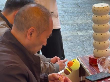 芜湖古城捏面“主理人”火了 捏不完 根本捏不完 拉布布、水豚噜噜、豆兵、星星人……近日芜湖古城捏面人王师傅火了,许多年轻人特意前来排队,等待十几分钟,一个栩栩如生的可爱面人便在王师傅的手下诞生。#芜湖古城 #捏面人