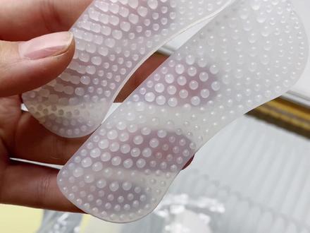 用普通后脚跟贴贴两层,穿穿照样挂不住,后来基本都不买这种鞋了。现在终于有救啦,这种后脚跟贴特别管用!