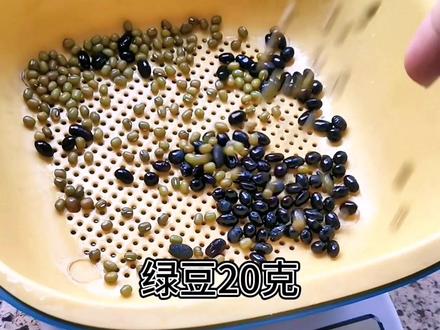 乌梅三豆饮,版本很多,这个版本是罗老师推荐的,黑豆一把(一把大概20克),黄豆一把,绿豆一把,乌梅5个,白糖两勺,大火烧开转小火煮两小时,三伏天喝它清nr,解🍠,不要喝隔夜,不要让孩子吃豆,豆不爱消化。#食疗养生 #乌梅三豆饮