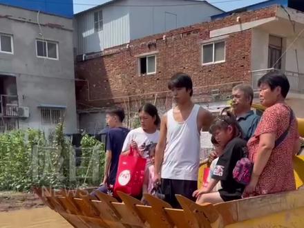 直击河南新乡洪灾:村庄被淹3天水深1米,村民坐铲车转移