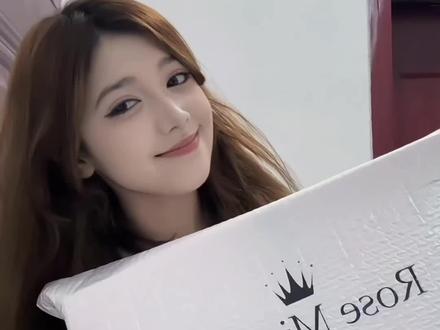 19岁 全款为自己拿下人生中第一双高跟鞋#RoseMiranda 是刻着我名字和纪念日的高跟鞋 虽然不贵 却是真正属于独一无二的自己#玫瑰米兰达#礼物开箱#爱自己#人生第一双高跟鞋