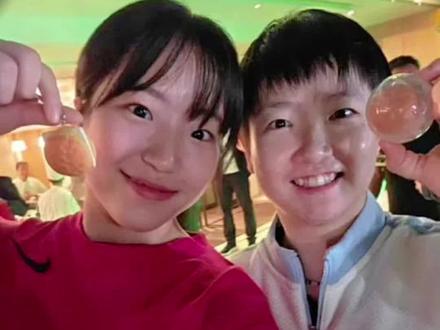 申裕斌坦言“不敢”来中国打球?这4个理由,听完让人笑出眼泪! #热点#热点小助手#孙颖莎#申裕斌#乒乓球@创作灵感小助手 @巨量引擎小助手 @抖加🔥上热门🔥dou+🔥热点宝 @抖音创作者中心 @抖音小助手 @生活服务热点中心 @分享抖音创作日常 申裕斌坦言“不敢”来中国打球?这4个理由,听完让人笑出眼泪!
谁懂啊!韩国乒坛“元气少女”申裕斌最近居然公开表示:不想来中国打球了! 理由一出,全网直呼“太真实”!
她掰着手指头数起了“苦衷”:第一,怪中国帅哥太多! 满大街都是阳光大高个,回韩国后总忍不住“想入非非”,怕耽误训练;第二,怨中国美食太香! 奶茶、烧烤、火锅轮番轰炸,每次必胖好几斤,教练都要报警了;第三,叹中国对手太暖! 特别是孙颖莎,打赢了还要过来“哄”人,这份情谊让她差点忘了输球;第四,怕中国粉丝太疯! 礼物多到拎不动,签名签到手抽筋,这“甜蜜的负担”谁顶得住?
嘴上说着“怕”,其实是爱到不行!申裕斌用最“滑稽”的理由,表白了最深的留恋。这姑娘赢球不飘,输球不馁,加上这超高的情商,难怪连中国网友都要喊话:别回去了,直接落户吧! 🏓🔥