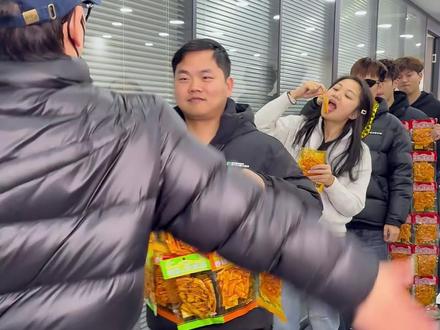 哇塞!这个正宗湖南特产!吃到嘴里麻麻辣辣的一口下去嚼劲十足!#辣条 #零食推荐