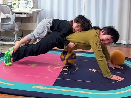 外婆带娃的正确打开方式‼️
34个趣味#亲子游戏 ,它不仅仅是玩乐更是传递爱的魔法棒,是无数欢乐与温馨的凝聚!想让我们的孩子抗压能力强,性格活泼开朗,建议大家去试试#亲子互动 #家庭教育 #感统训练 #育儿