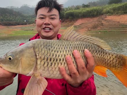男女组合荒野巨物挑战赛,第二天,上货了大哥们#美人鱼千斤顶荒野巨物挑战赛#抖音荒野垂钓季#龙王恨鲜奶狠活 #二毛荒野宏留谷麦