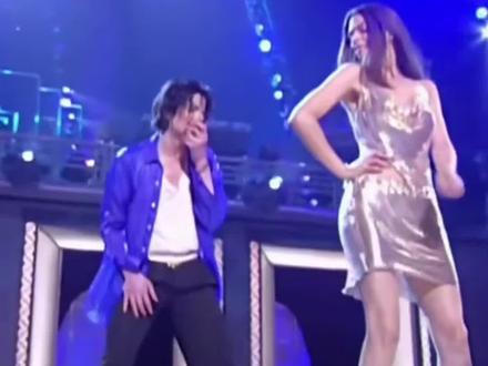 当普通人模仿维密超模的舞台穿搭造型,大家觉得怎么样呢?#维密超模 #迈克尔杰克逊 #超模穿搭 #舞台穿搭 #明星穿搭 @抖音小助手 @DOU+小助手 @DOU+上热门 @上热门🔥🔥🔥