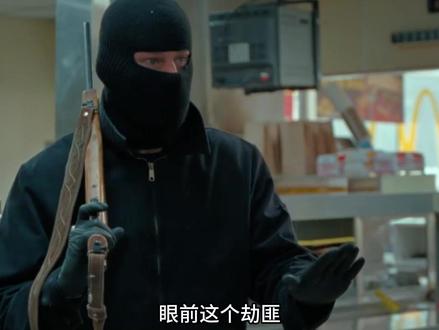 2025高分剧情《屋顶人》 讲述关于古怪而有魅力的连环盗贼杰弗里·曼彻斯特的真实故事,他曾是美国陆军预备役军官,因在夜间或凌晨从屋顶闯入60多家麦当劳、等待早班员工上班将其锁进冰箱后把收银机里的钱都洗劫一空而闻名,在此过程中,他举止温和,很少诉诸暴力。
2000年曼彻斯特被定罪并入狱,此后他越狱,在北卡罗来纳州的一家玩具反斗城和电路城商店里躲藏数月,以婴儿食品为生,在玩具店骑自行车锻炼身体。据报道,他在一家电子产品商店的《猫鼠游戏》DVD上留下了指纹,之后又被抓回了监狱。影片将聚焦曼彻斯特长达数月的逃亡之旅和阻止他逃离这一切的爱情故事。
#电影 #悬疑 #电影片段剪辑 #美剧 #科幻