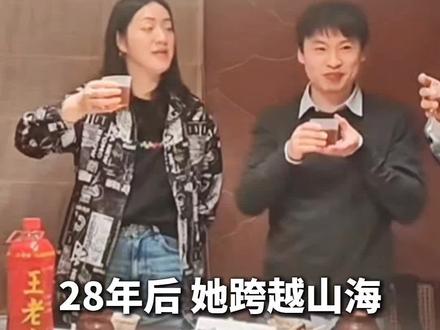 洪杨丽出生仅两天,就因重男轻女被爷爷遗弃在南昌公厕门口。28年后,她从荷兰跨越山海回到故乡,与亲生父母相认。面对质疑,父亲辩解是爷爷偷偷送走,母亲也因当年之事与公公冷战16年。
当年因是女孩被抛弃,如今却因她的优秀被家人热情接纳。身为受害者,她不仅带了礼物,还选择安慰家人、原谅过往,没有沉溺仇恨,而是用爱与宽容化解隔阂。
这份超越伤害的善良,让人动容。愿每个受过伤的人,都能带着爱与勇气,活出自己的光。你支持她的原谅吗?#洪杨丽 #洪杨丽认亲 #高洋