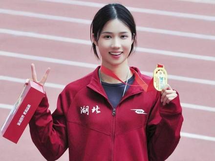 又美又强!“清华学霸”邵雨琪夺冠。磨砺4年跳出1米90创个人最佳记录。高颜值“火出圈”回应称:勇敢做自己!