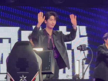 男模张凌赫来打瓦了,还有默默比身高的hanghang#张凌赫 #2026vctcn启点赛 #无畏巡回广州站 #XLG门票战对阵BLG #hanghang