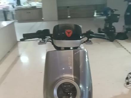 今天给大家推荐这款雅迪腾龙1997,搭载6个石墨烯电池,一次续航100公里左右,国标车,喜欢的可以找我哦