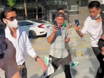 广西小伙撞脸谢霆锋,坚信以自己的唱功和颜值迟早会火起来#谢霆锋 #娱乐 #搞笑视频