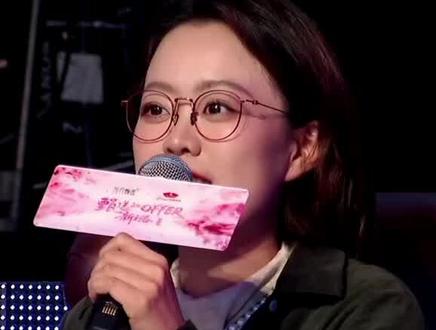 蓓蓓丝滑点评屈采薇细节曝光,腹有诗书气自华,表现力太强了,现场掌声响起来#东方甄选看世界 #东方蓓蓓 #屈采薇 #甄选的offer