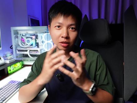 磁轴+矮轴的混搭,打字手感竟然挺可以? NuPhy Air75HE,这把75%配列矮磁轴键盘用了一段时间。
84键,搭载佳达隆磁玉mini矮磁轴,RT性能这些没任何问题,但我觉得亮点在于NuPhy网页驱动做得很好,是国内少有的界面现代简洁,交互操作符合直觉,功能齐全、易用的一个驱动。
另外就是它的颜值,以及日常使用的打字手感也相当可以。不像很多磁轴键盘只考虑游戏体验,日常打字难受,这把键盘配合右上角实体的模式切换键,可以一键在游戏RT模式和日常模式之间触发。
唯一缺点嘛,就是因为磁轴性能需要有线连接,以至于它是有线单模,不能无线使用。#磁轴键盘#游戏外设 #桌搭好物 #NuPhy #科技感爆棚