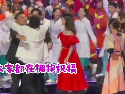 杨紫一人在台上手足无措,注意肖战的动作,绝不会让她受委屈 #肖战 #杨紫余生