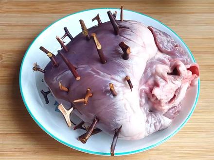 猪心插满皂角刺,是98岁老人养生吃法,腿脚有劲精神好,省钱实用 #猪心汤 #猪心皂角刺